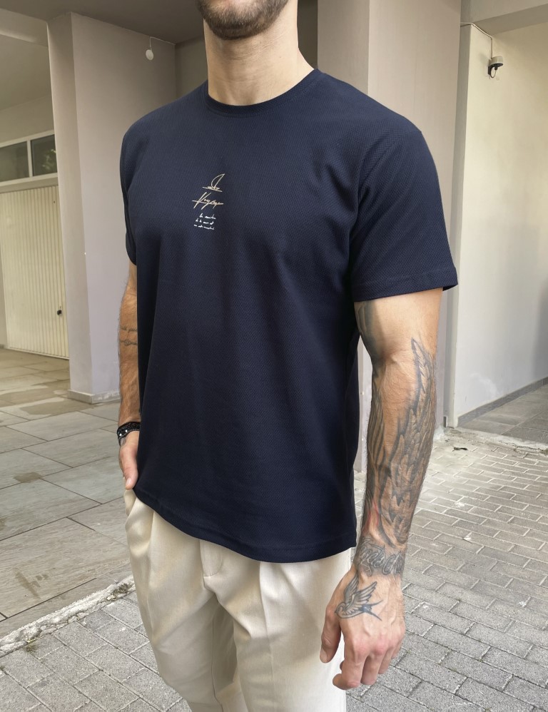 Ανδρική μπλε κοντομάνικη μπλούζα με ανάγλυφο ύφασμα και τύπωμα στο στήθος 252822 φωτογραφία